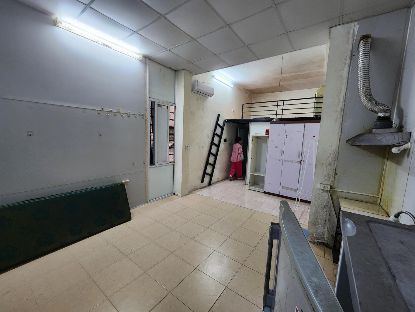 Bán nhà Nguyễn Trãi - diện tích 69m2 5 tầng - Ô tô cách 20m - giá 10,8 tỷ