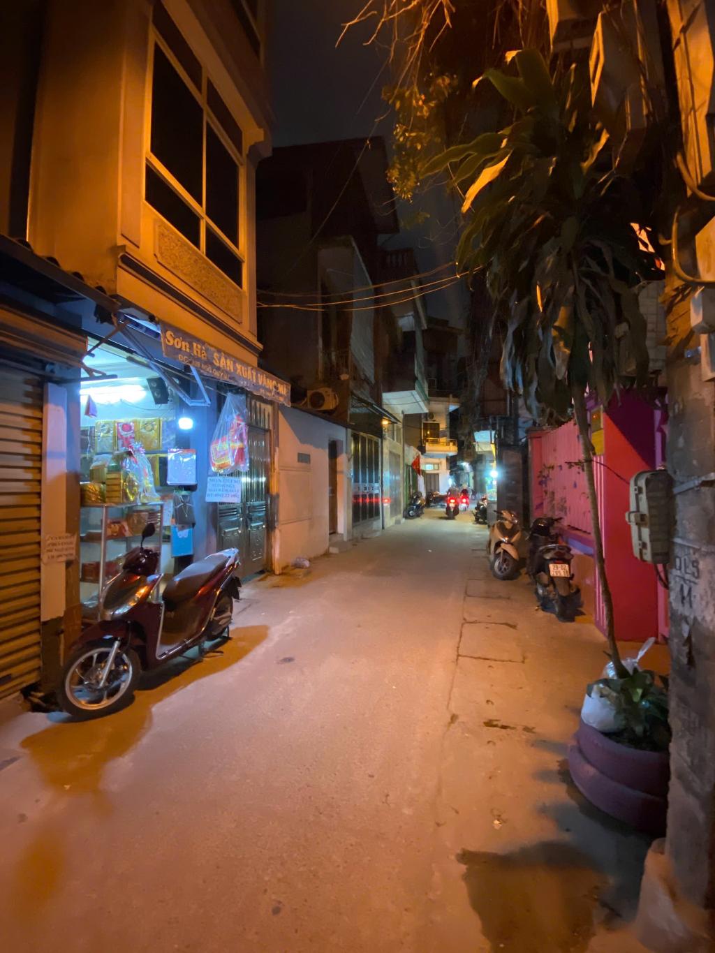 Bán nhà Ngõ quỳnh - diện tích 50m2 3 tầng - Mặt ngõ thông ô tô - giá 12,5 tỷ