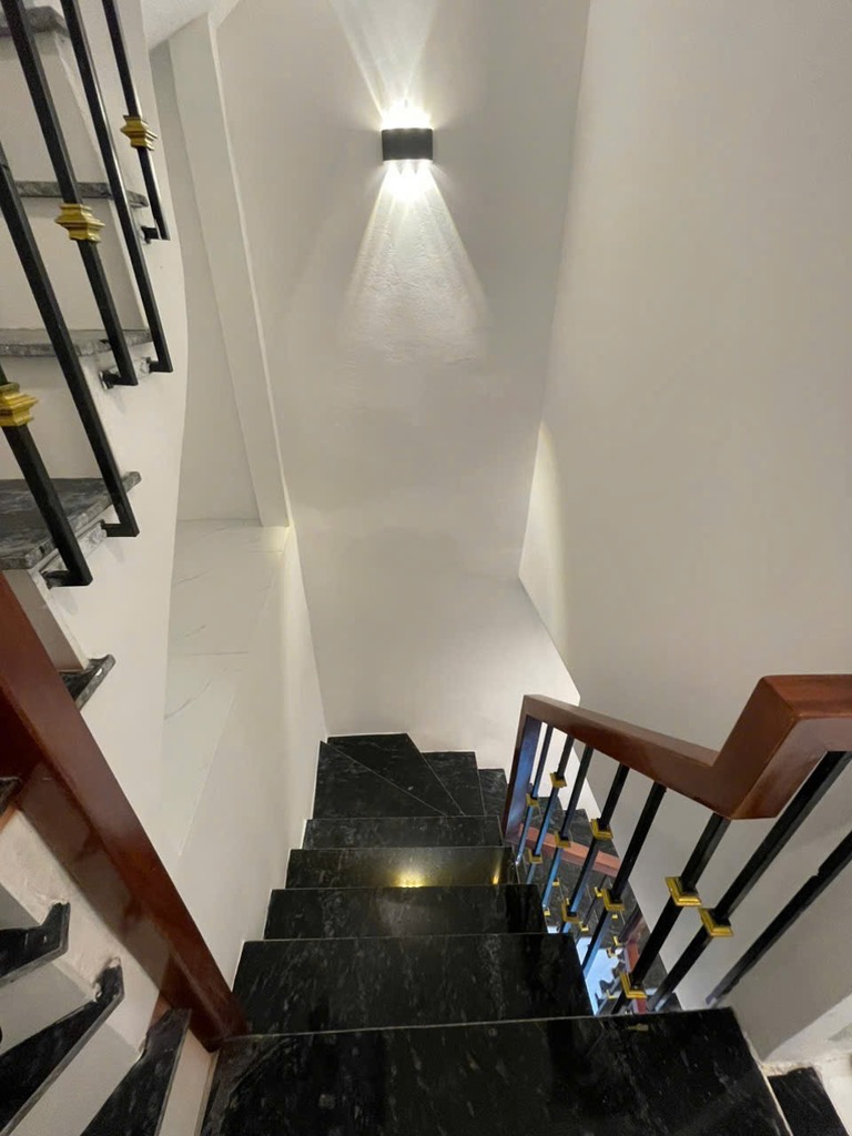Bán nhà ngõ Hoà Bình 2 - 27m2  5 tầng - hai mặt thoáng , nhà mới cứng - giá 5,5 tỷ