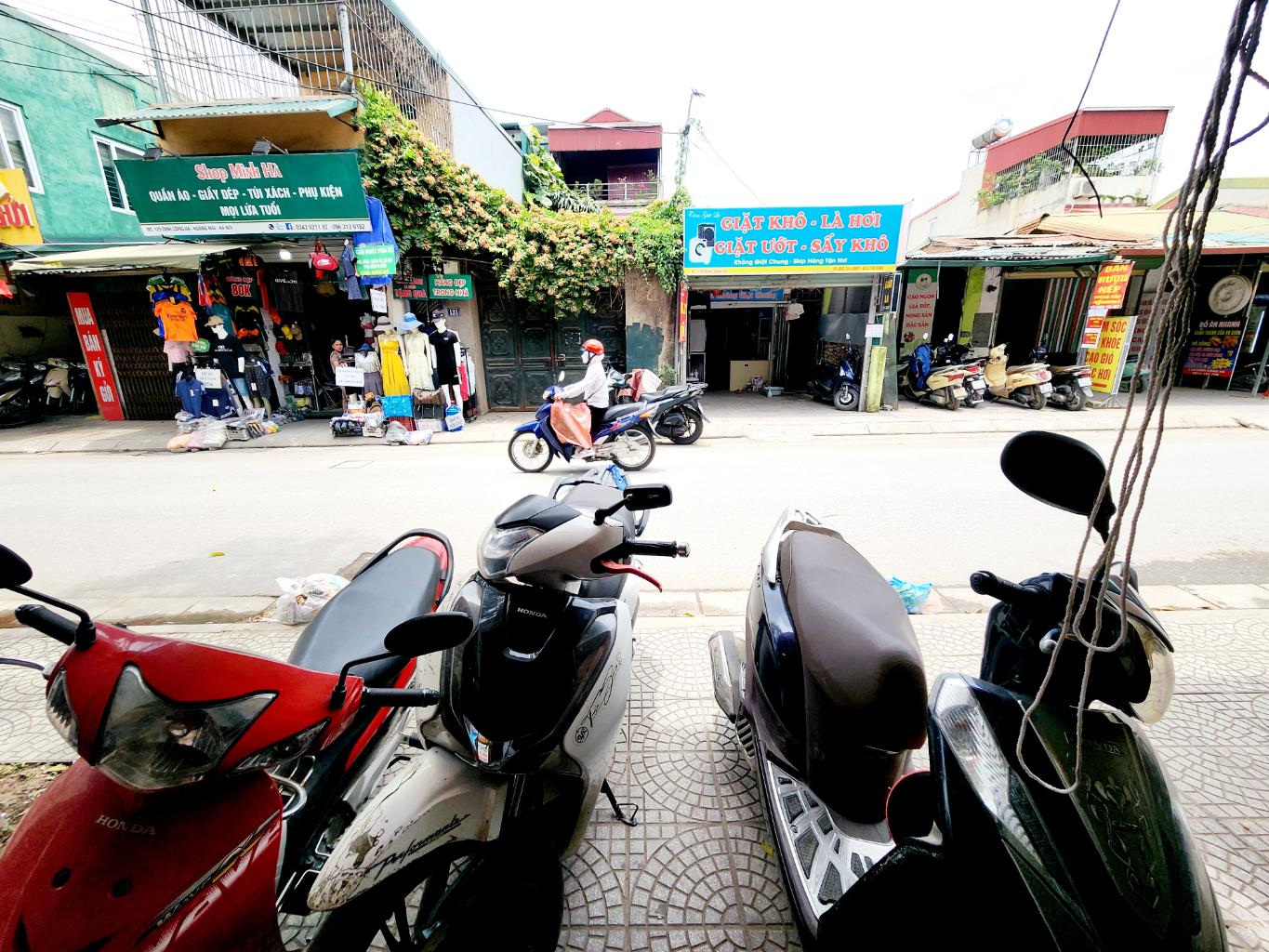 Bán nhà Định Công Hạ - diện tích 29m2 3 tầng - Nhà mặt phố vỉa hè rộng, ô tô 2 chiều dừng đỗ thoải mái - giá 3,2 tỷ