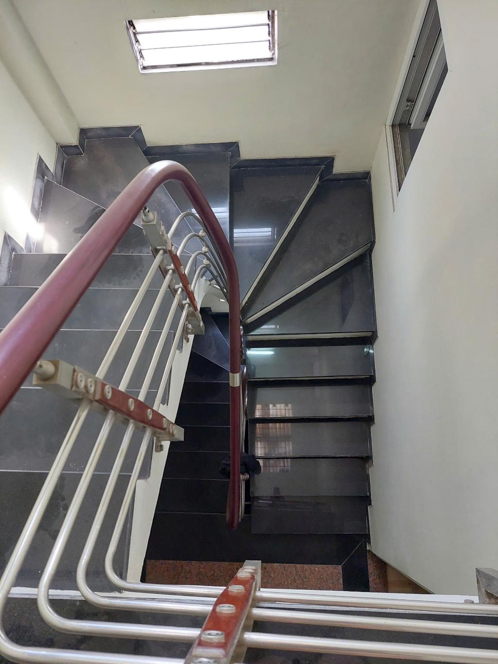 Bán nhà Lê Duẩn - diện tích 32,5m2 6 tầng - Ngõ ô tô - giá 12,8 tỷ