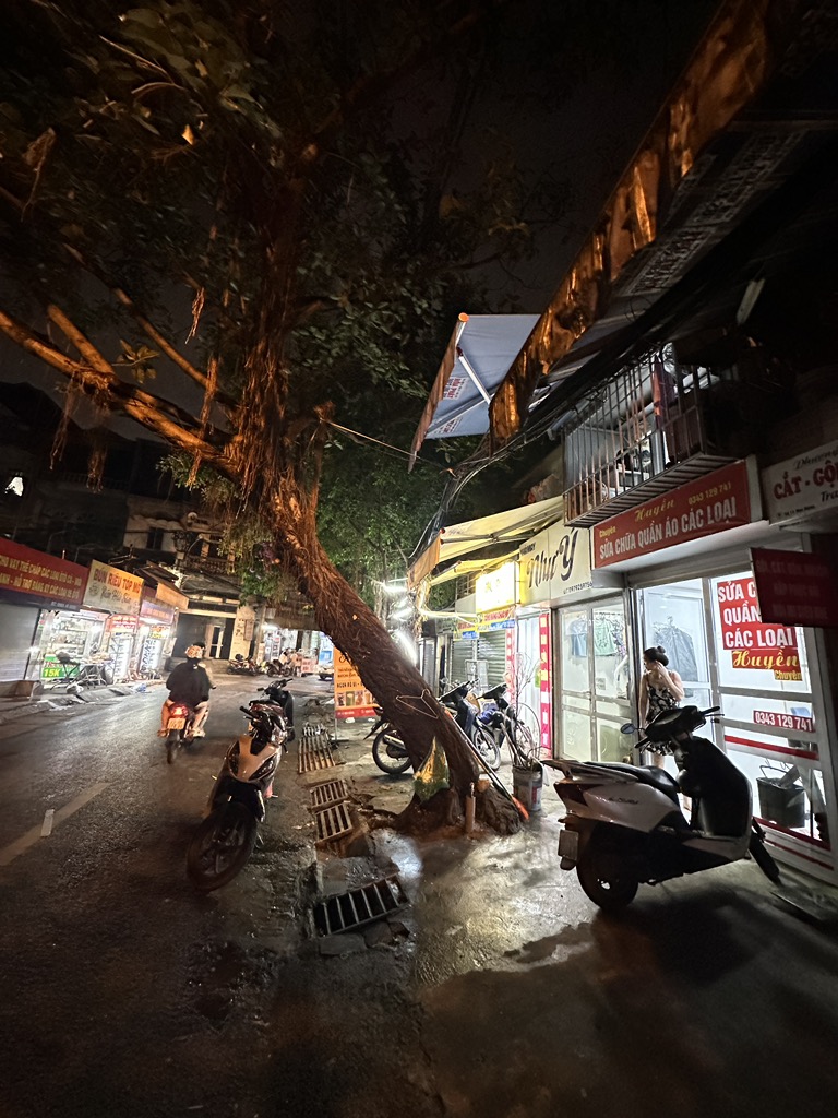 Bán nhà Mai Động - diện tích 10m2 2 tầng - Kiot 11M - giá 1,7 tỷ