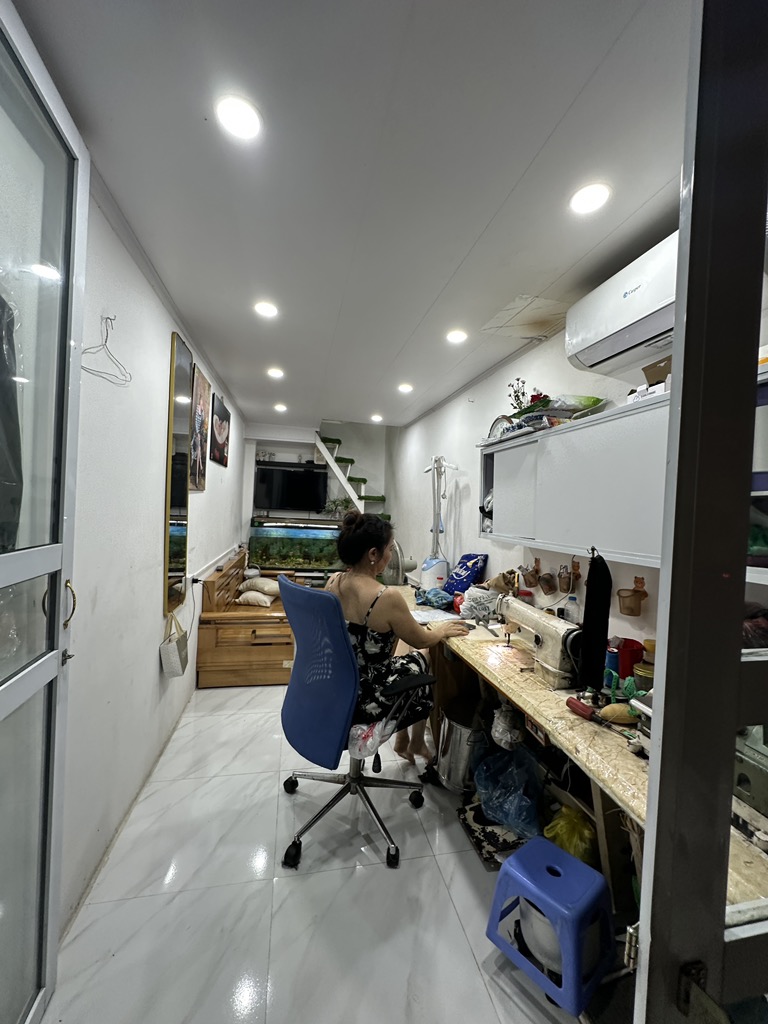 Bán nhà Mai Động - diện tích 10m2 2 tầng - Kiot 11M - giá 1,7 tỷ