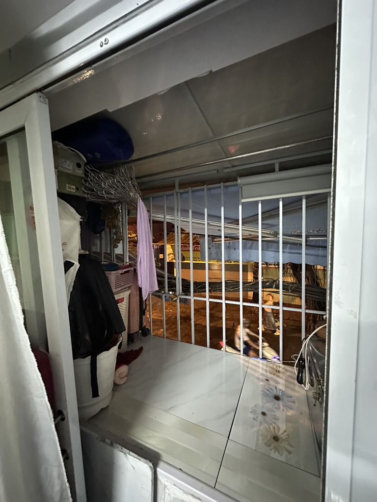 Bán nhà Mai Động - diện tích 10m2 2 tầng - Kiot 11M - giá 1,7 tỷ