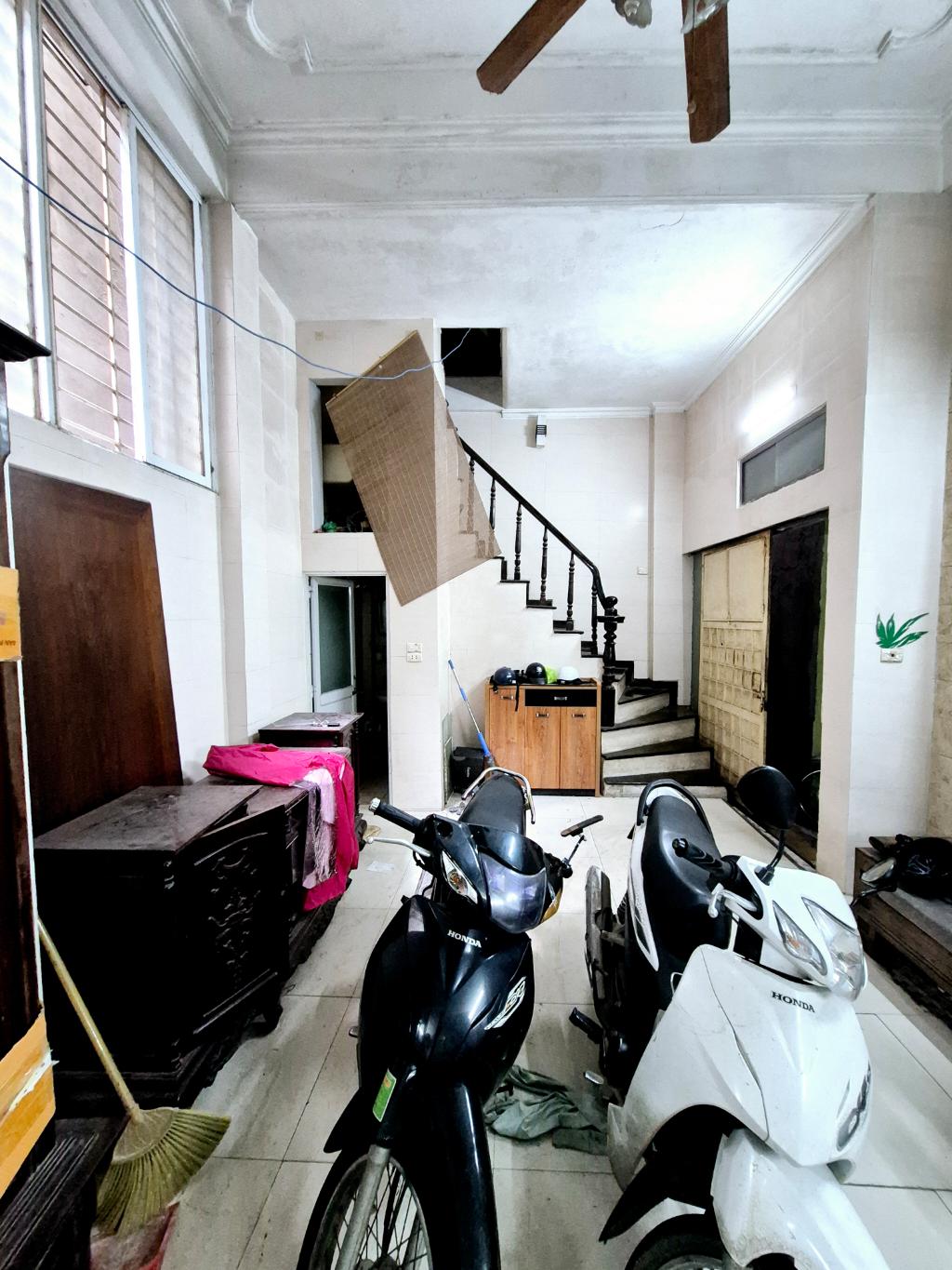 Bán nhà Bạch Mai - diện tích 43m2 3 tầng - ô tô đỗ cửa - giá 8 tỷ