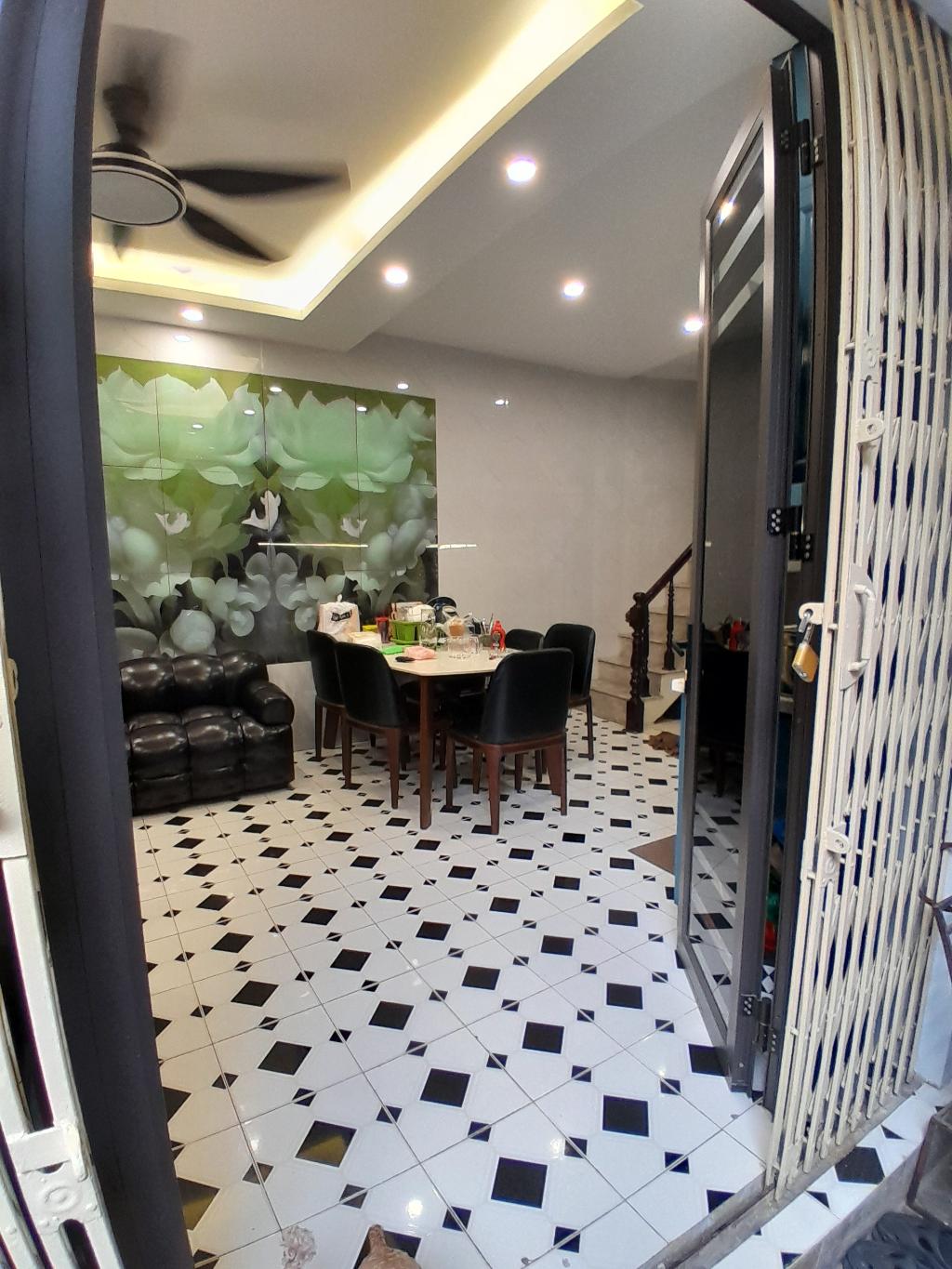 Bán nhà Đê Tô Hoàng - diện tích 50.5m2 2 tầng - Nhà siêu hot, gần Bạch Mai - giá 7,9 tỷ