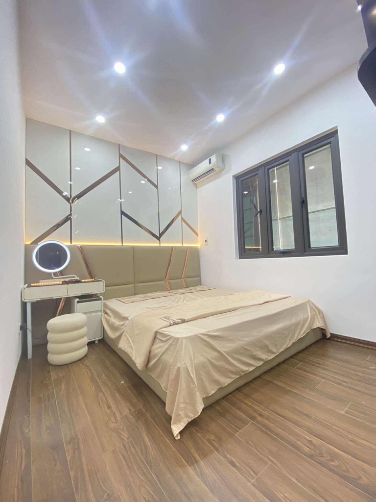 Bán nhà Trương Định - 26m2  5 tầng - mặt tiền 5.2m - cách ô tô 30m - giá 5,3x tỷ