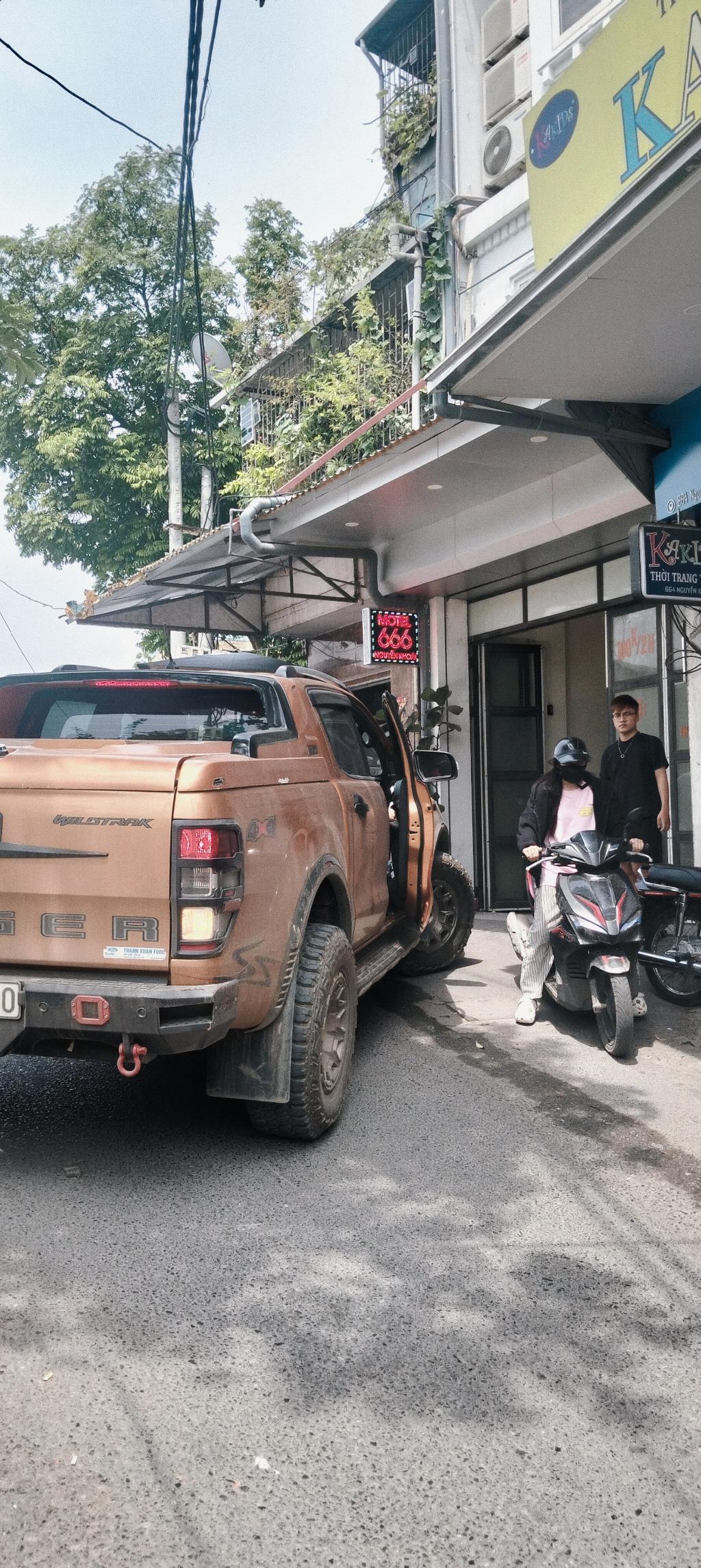 Bán nhà Nguyễn Khoái - diện tích 64,6m2 3 tầng - ô tô - giá 13 tỷ