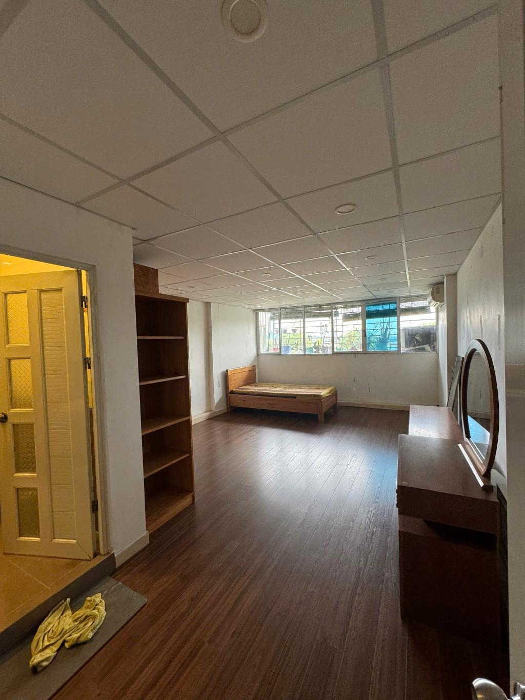 Bán nhà Nguyễn Khoái - diện tích 64,6m2 3 tầng - ô tô - giá 13 tỷ