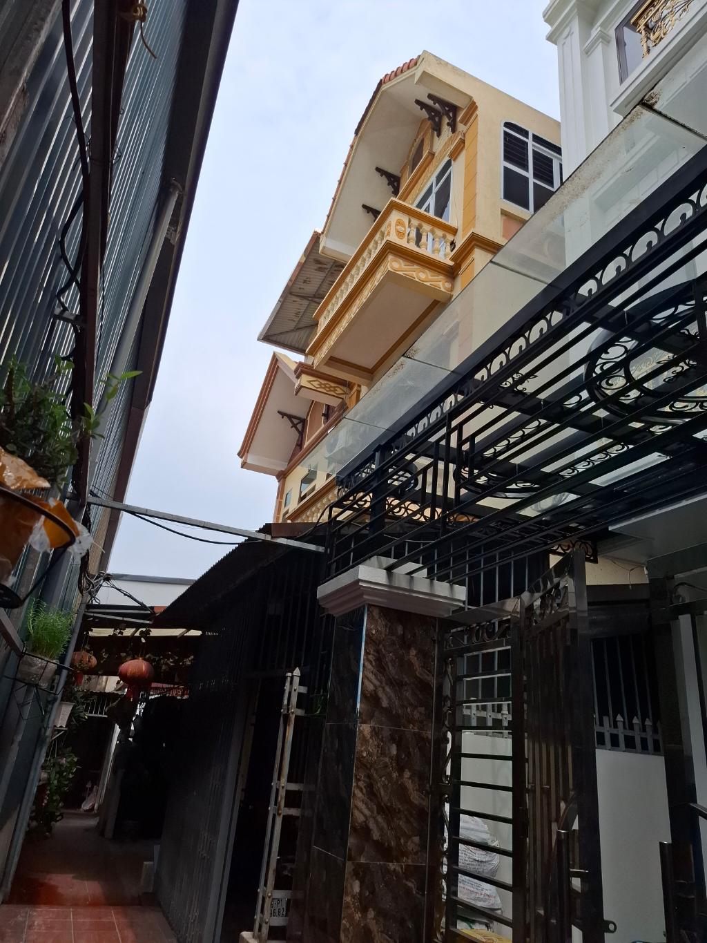 Bán nhà Sở Thượng - diện tích 62m2 3 tầng - Ngõ nông xe máy tránh - giá 12 tỷ