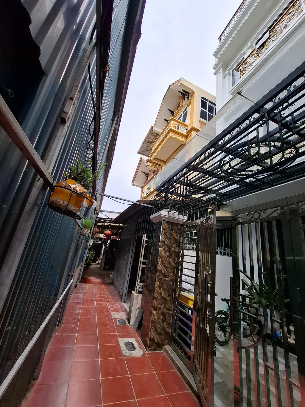 Bán nhà Sở Thượng - diện tích 62m2 3 tầng - Ngõ nông xe máy tránh - giá 12 tỷ