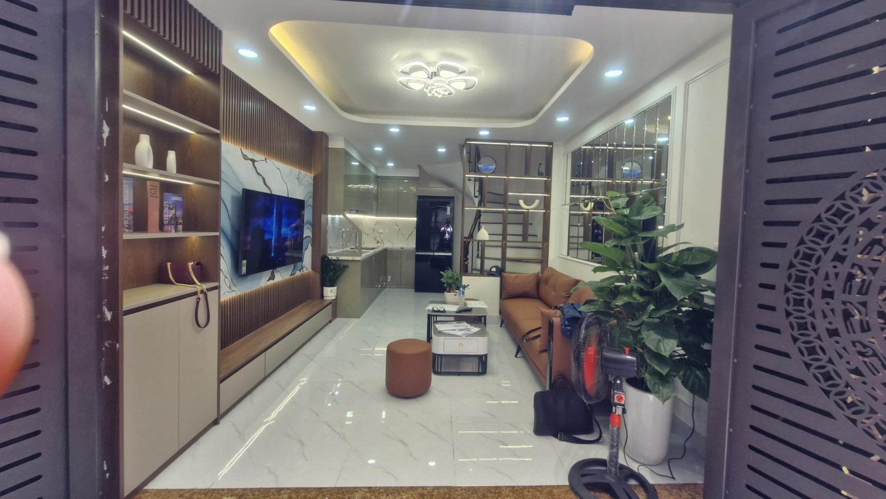 Bán nhà Tam Trinh nhỉnh 6 tỷ - 5 tầng - full nội thất - 20m ra ô tô