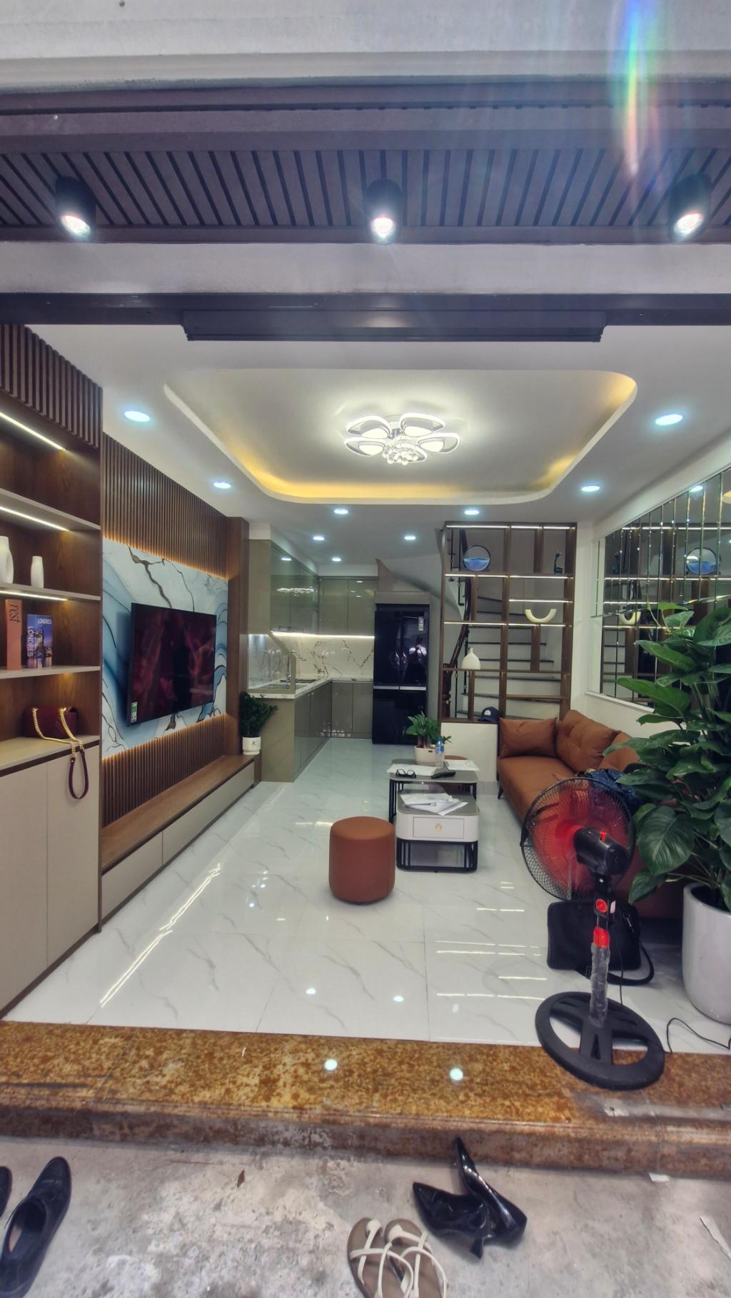 Bán nhà Tam Trinh nhỉnh 6 tỷ - 5 tầng - full nội thất - 20m ra ô tô