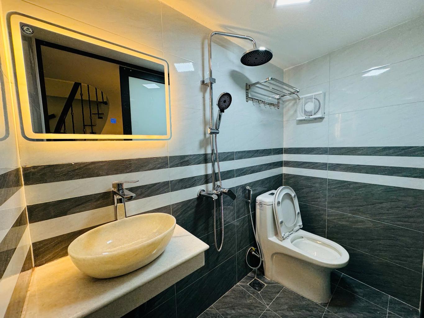 Bán nhà Tam Trinh nhỉnh 6 tỷ - 5 tầng - full nội thất - 20m ra ô tô
