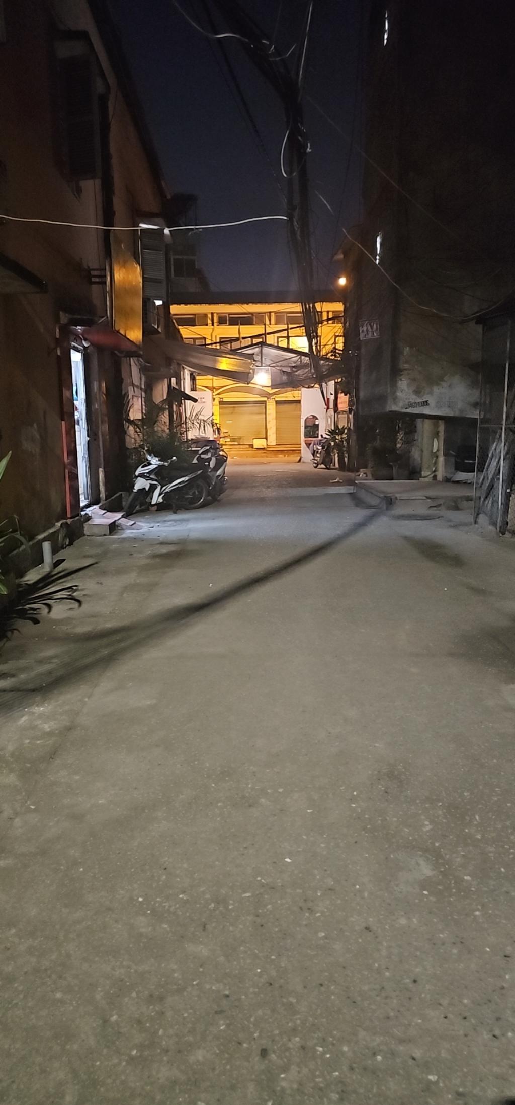 Bán nhà D5 Minh Khai (phố 8/3) giá hơn 2 tỷ -  gần mặt đường phố - sổ đỏ chính chủ