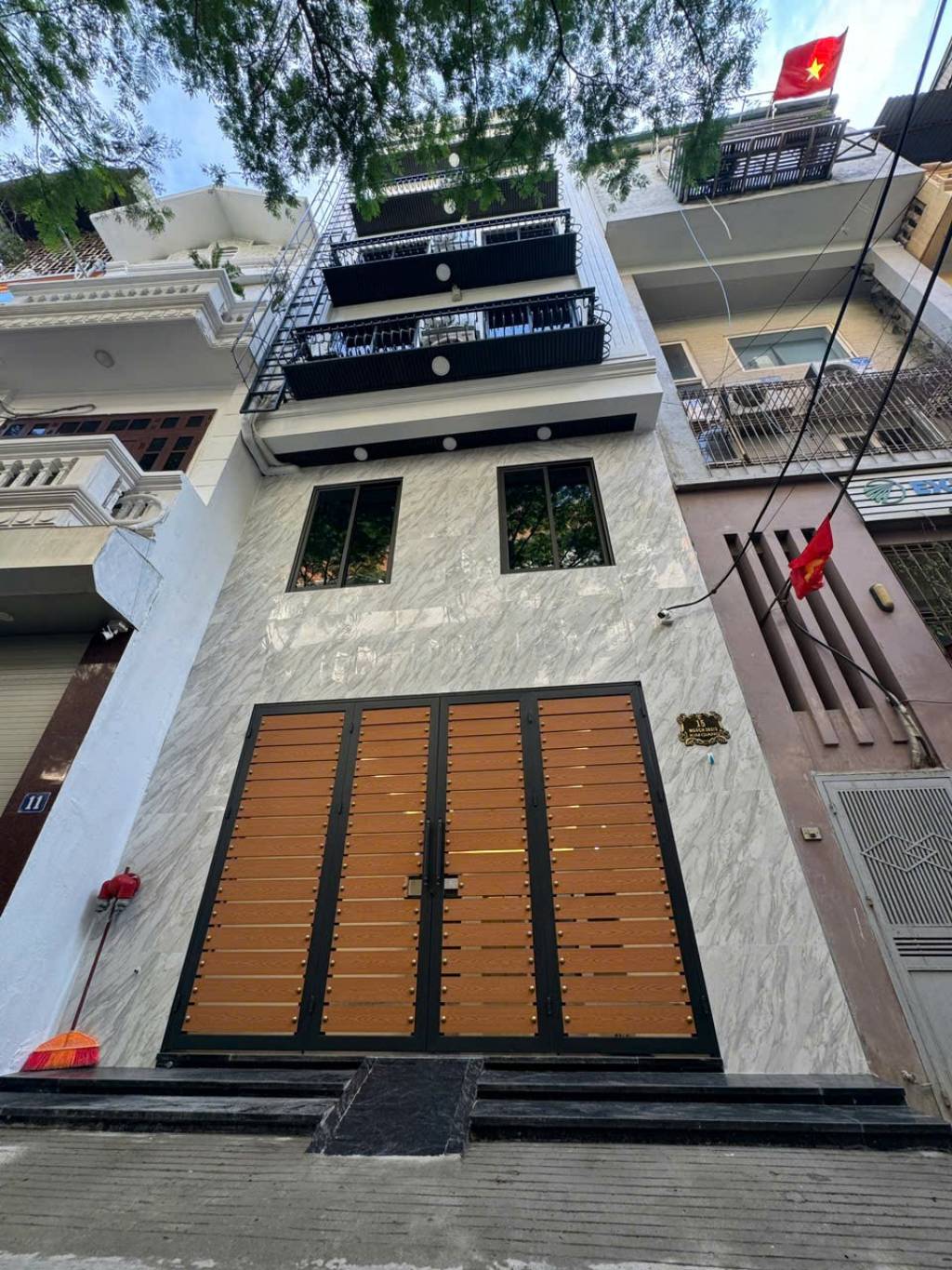 Bán nhà Kim Giang - diện tích 65m2 7 tầng - Ô TÔ VÀO NHÀ - giá 22,8 tỷ