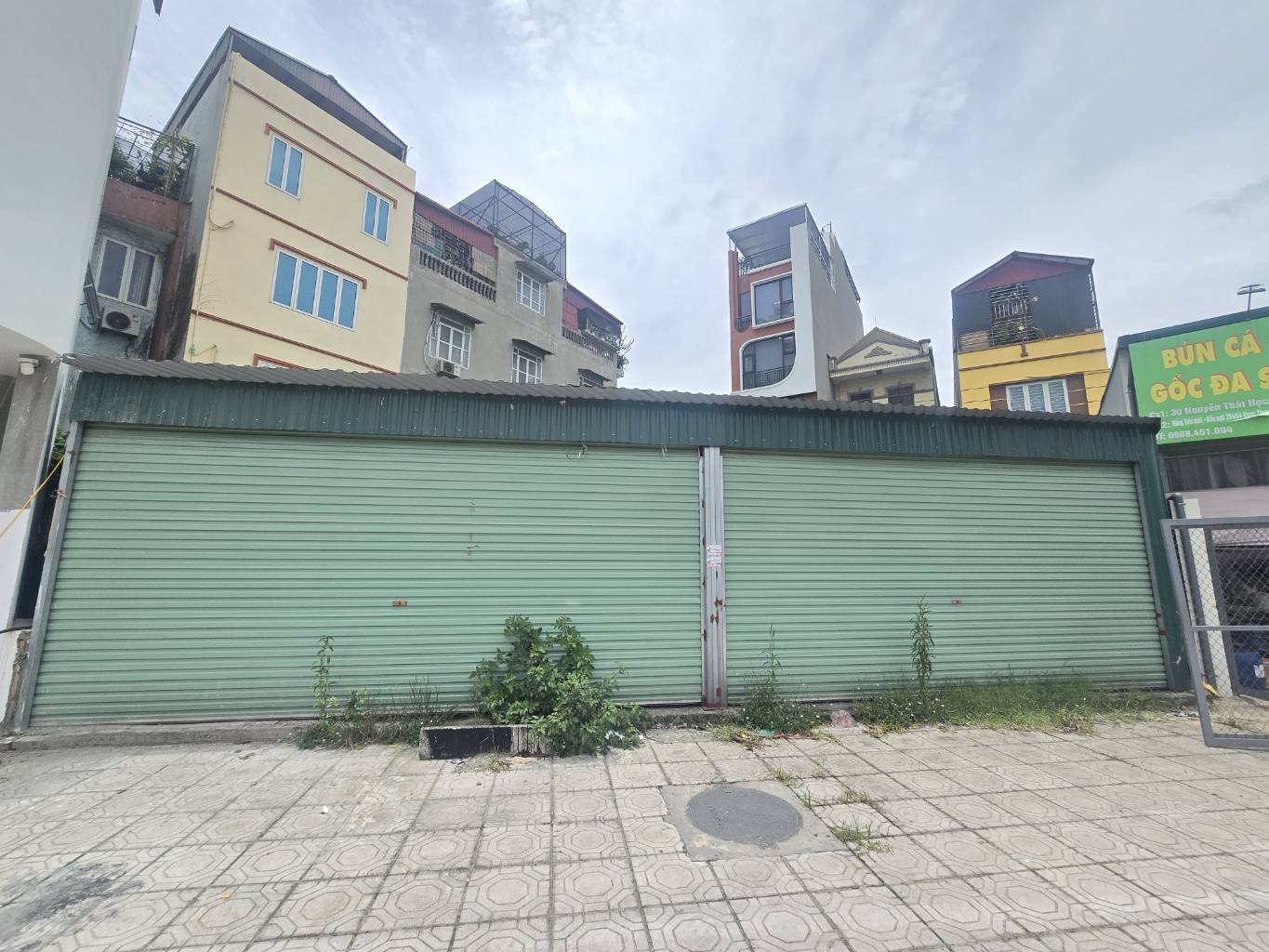 Bán đất mặt đường Hồng Tiến 302m2, mặt tiền 18m, Giá 120 tỷ