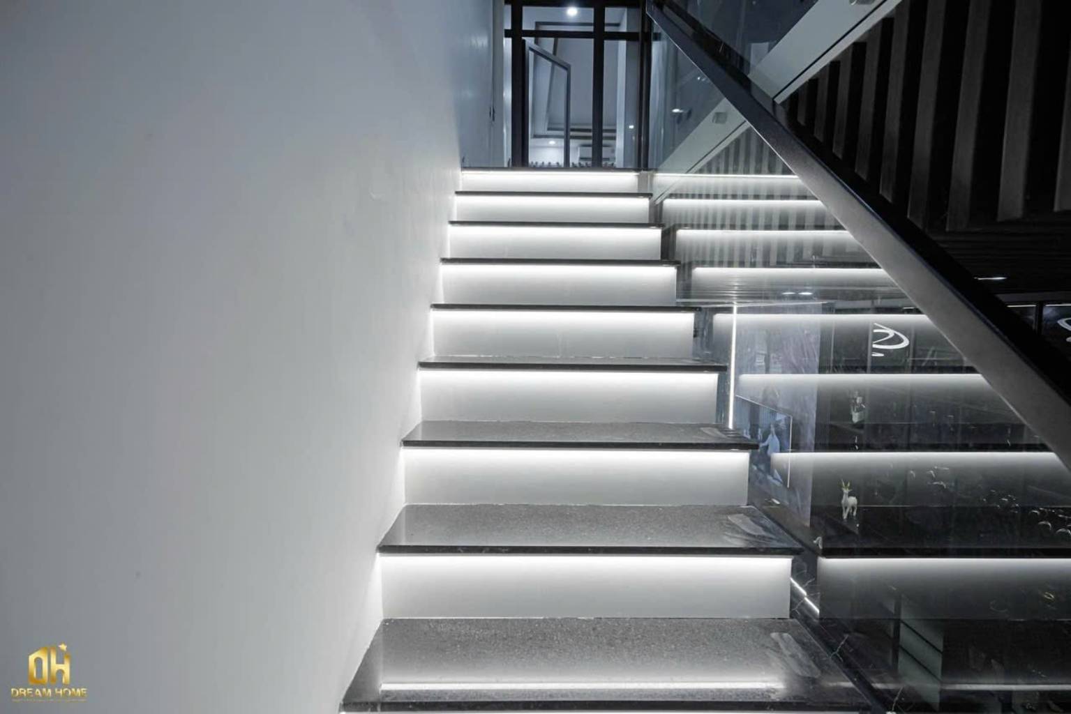 Bán nhà Nguyễn Chính - diện tích 40m2 6 tầng - Phân lô, gara ô tô, view hồ thoáng mát - giá 10,2 tỷ