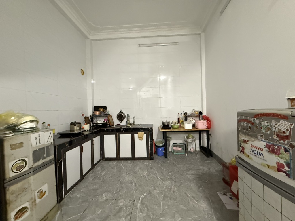 Bán nhà Định Công - diện tích 36m2 4 tầng - nhà mặt ngõ chợ, giá 4,5 tỷ