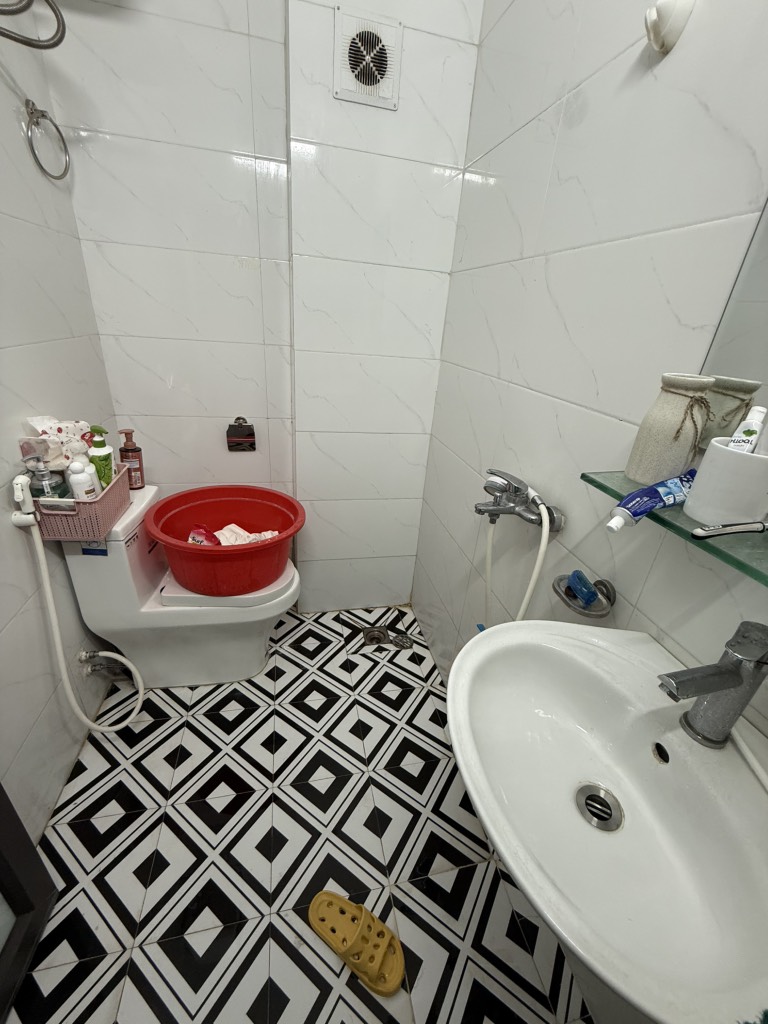 Bán nhà Định Công - diện tích 36m2 4 tầng - nhà mặt ngõ chợ, giá 4,5 tỷ