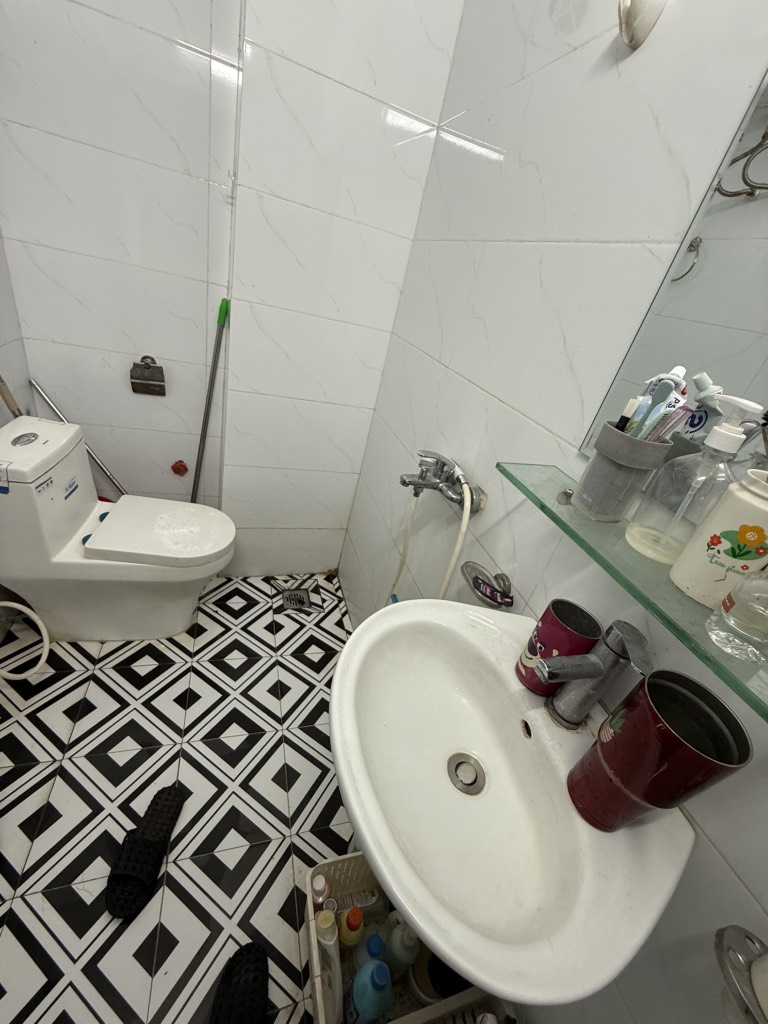 Bán nhà Định Công - diện tích 36m2 4 tầng - nhà mặt ngõ chợ, giá 4,5 tỷ