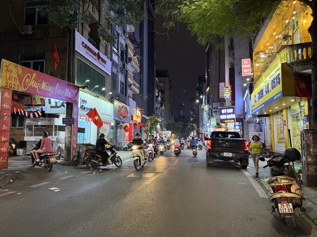 Bán nhà Chùa Láng - diện tích 49.2m2 4 tầng - Ô TÔ 7 CHỖ VÀO NHÀ - giá 14 tỷ