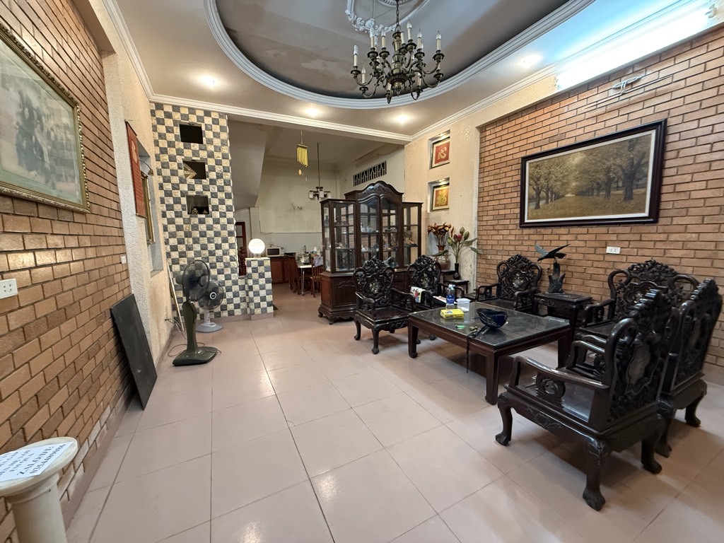 Bán nhà Chùa Láng - diện tích 49.2m2 4 tầng - Ô TÔ 7 CHỖ VÀO NHÀ - giá 14 tỷ