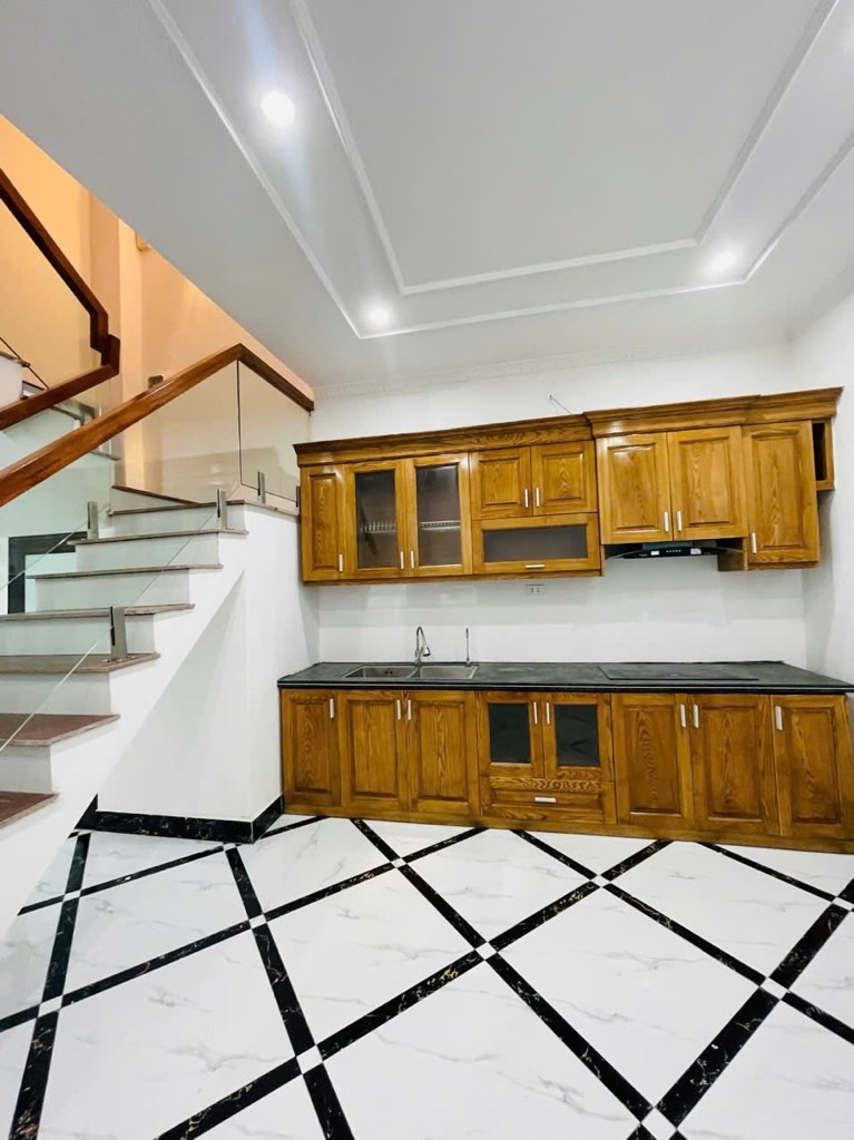 Bán nhà Giải Phóng - diện tích 48m2 5 tầng - vị trí Vàng giữa bến xe Nước Ngầm, bến xe Giáp Bát - giá 10,5 tỷ