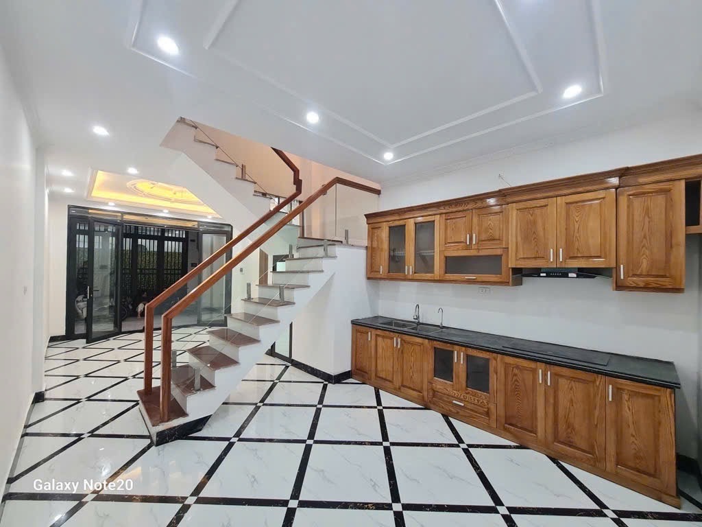 Bán nhà Giải Phóng - diện tích 48m2 5 tầng - vị trí Vàng giữa bến xe Nước Ngầm, bến xe Giáp Bát - giá 10,5 tỷ