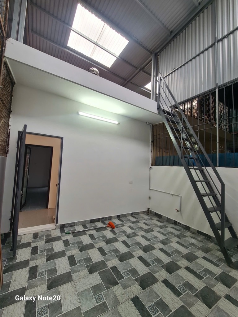 Bán nhà Giải Phóng - diện tích 48m2 5 tầng - vị trí Vàng giữa bến xe Nước Ngầm, bến xe Giáp Bát - giá 10,5 tỷ