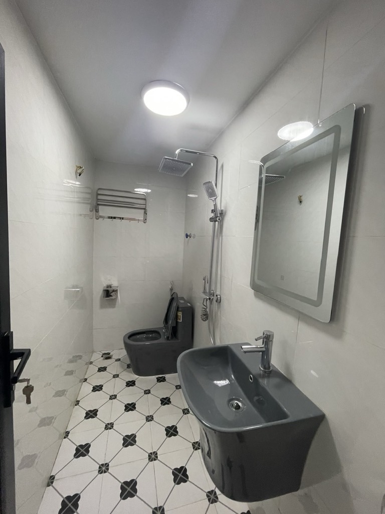 Bán nhà Giải Phóng - diện tích 48m2 5 tầng - vị trí Vàng giữa bến xe Nước Ngầm, bến xe Giáp Bát - giá 10,5 tỷ