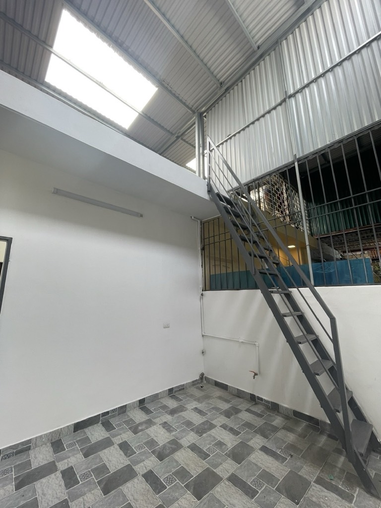 Bán nhà Giải Phóng - diện tích 48m2 5 tầng - vị trí Vàng giữa bến xe Nước Ngầm, bến xe Giáp Bát - giá 10,5 tỷ