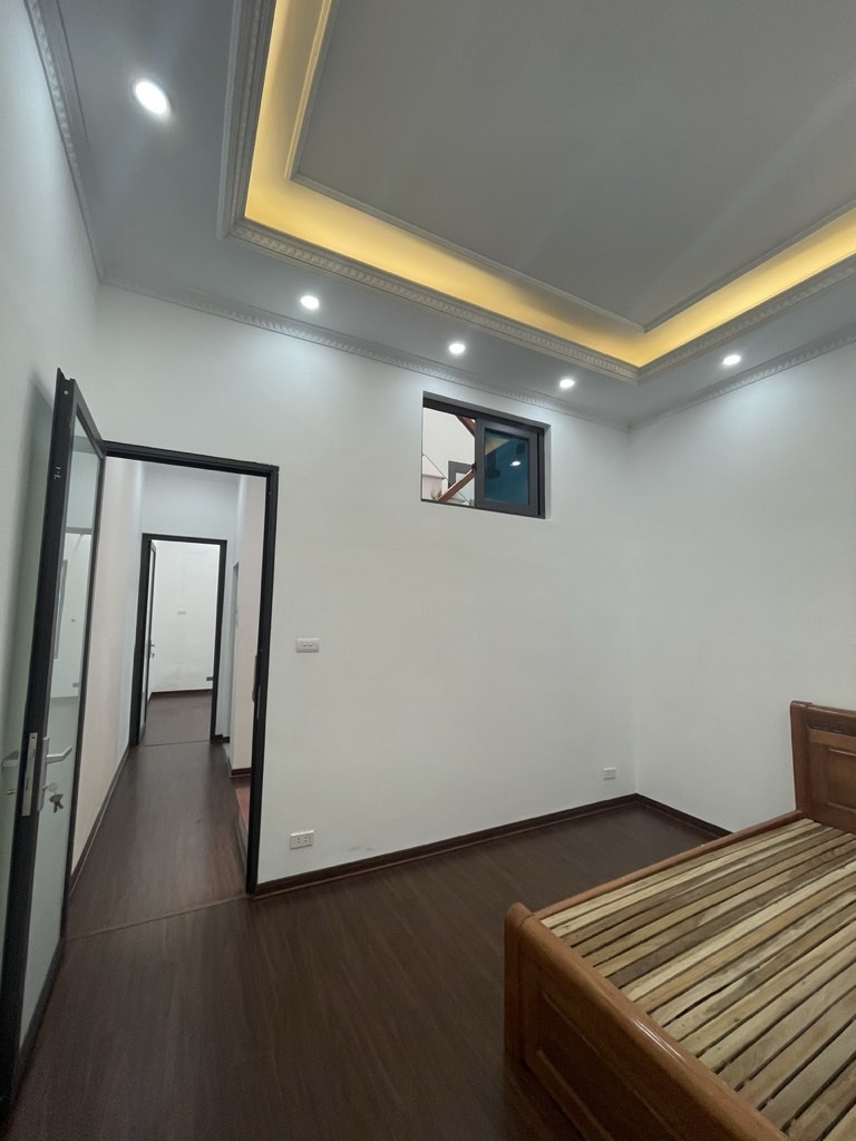 Bán nhà Giải Phóng - diện tích 48m2 5 tầng - vị trí Vàng giữa bến xe Nước Ngầm, bến xe Giáp Bát - giá 10,5 tỷ