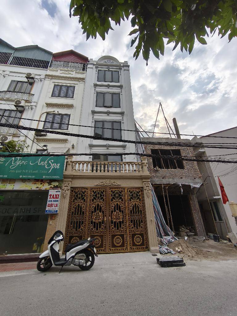 Bán nhà mặt phố Thanh Am 68m2 x 6 tầng, thang máy, mặt tiền 4.4m, giá 17,6 tỷ