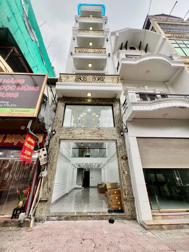 Bán nhà mặt phố Nguyễn Văn Cừ 60.4m2 x 7 tầng, thang máy, mặt tiền 4m, giá 33.5 tỷ