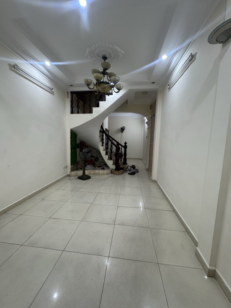 Bán nhà Nguyễn Chí Thanh - diện tích 39m2 5 tầng - ô tô tránh - giá 19,5 tỷ