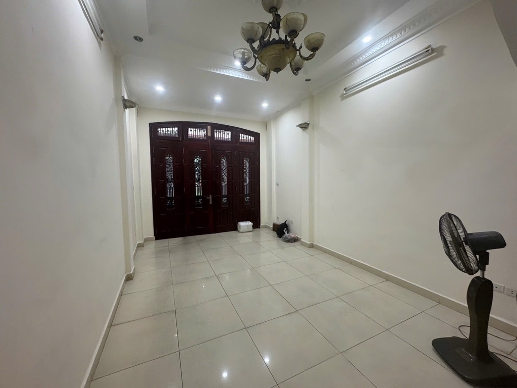 Bán nhà Nguyễn Chí Thanh - diện tích 39m2 5 tầng - ô tô tránh - giá 19,5 tỷ