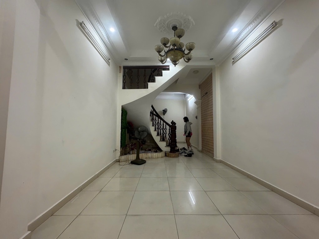 Bán nhà Nguyễn Chí Thanh - diện tích 39m2 5 tầng - ô tô tránh - giá 19,5 tỷ