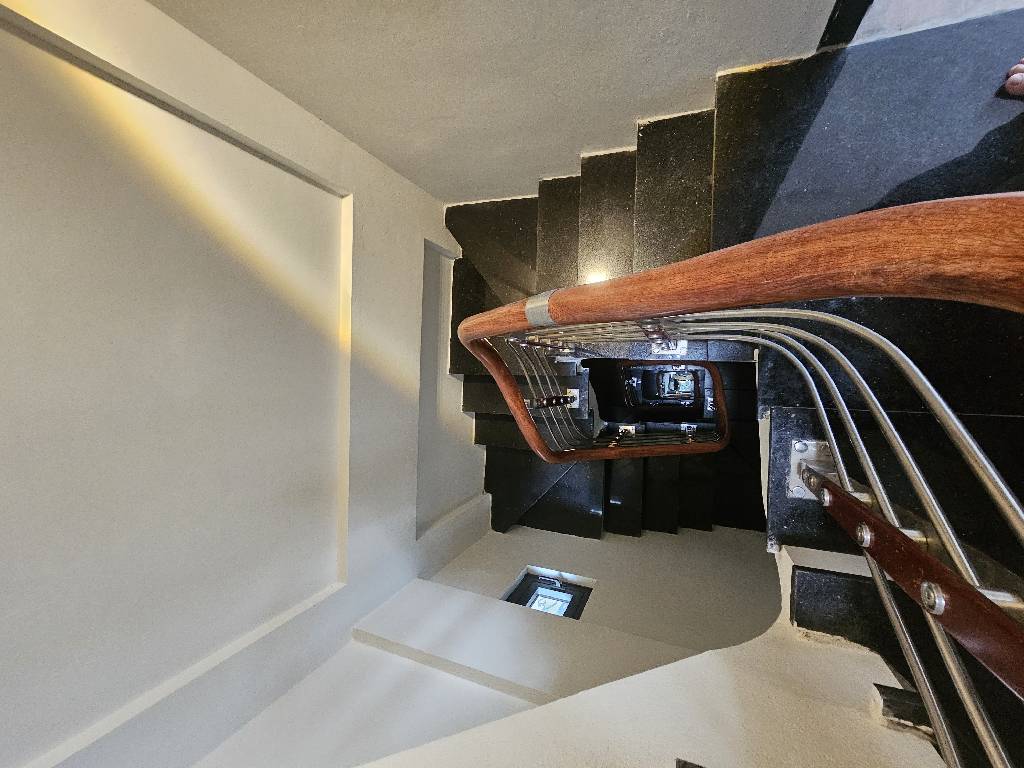 Bán nhà Trương Định - diện tích 39m2 6 tầng - Lô góc, 2 thoáng, thang máy - giá 10 tỷ