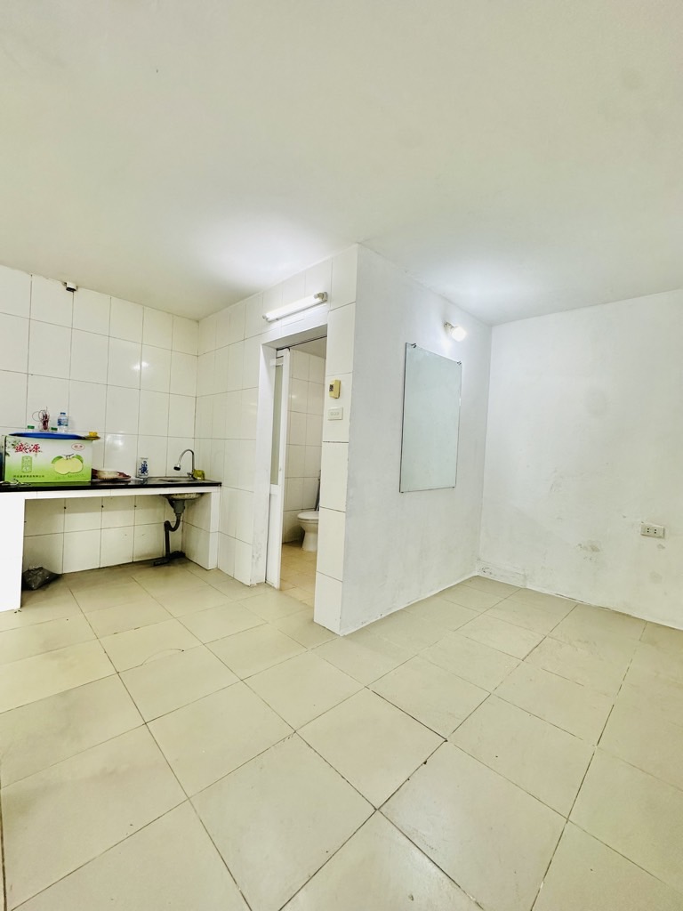 Bán nhà Ngõ 293 Tam Trinh - diện tích 33m2 2 tầng - Mặt ngõ chợ - giá 1,96 tỷ