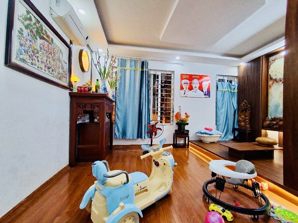 Bán nhà Kim Giang - Nguyễn Xiển - 35.3m2 5 tầng - lô góc đẹp - gần phố - giá 9,5 tỷ