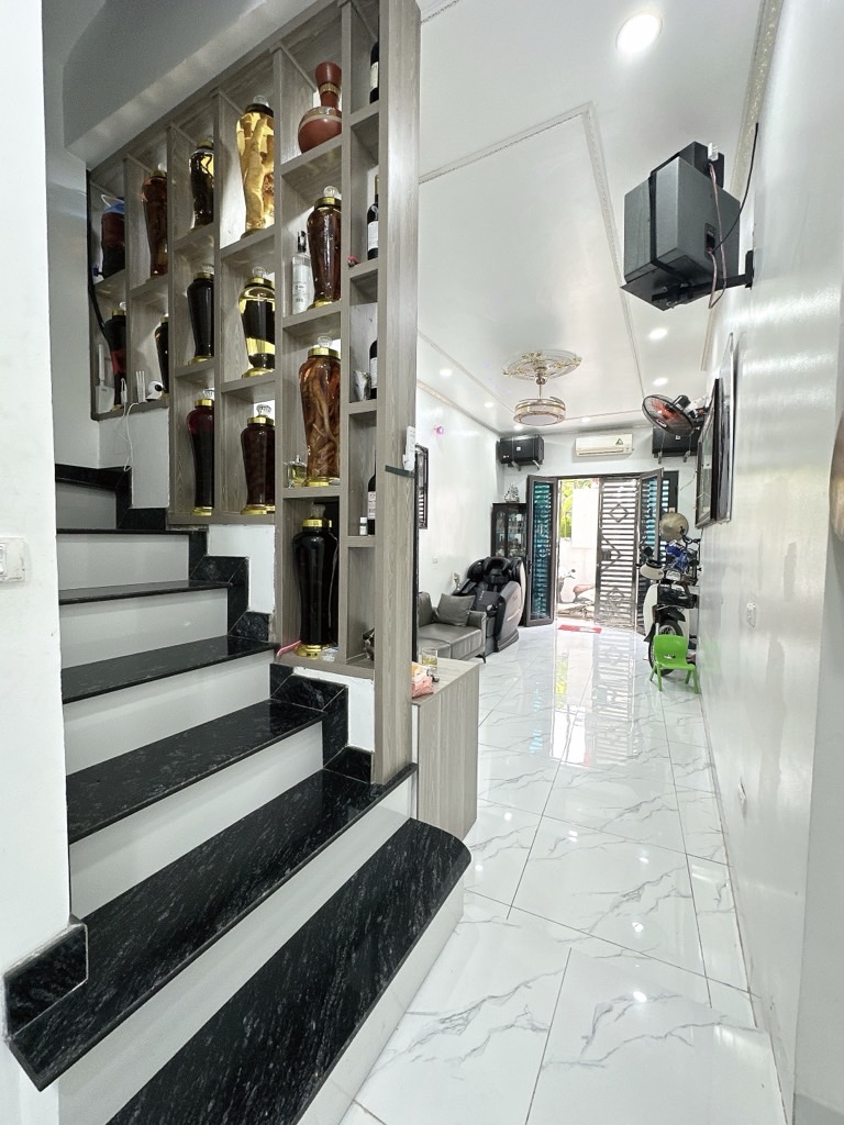 Bán nhà Nguyễn Khoái - diện tích 37m2 3 tầng - Ngõ rộng thoáng - giá 5 tỷ