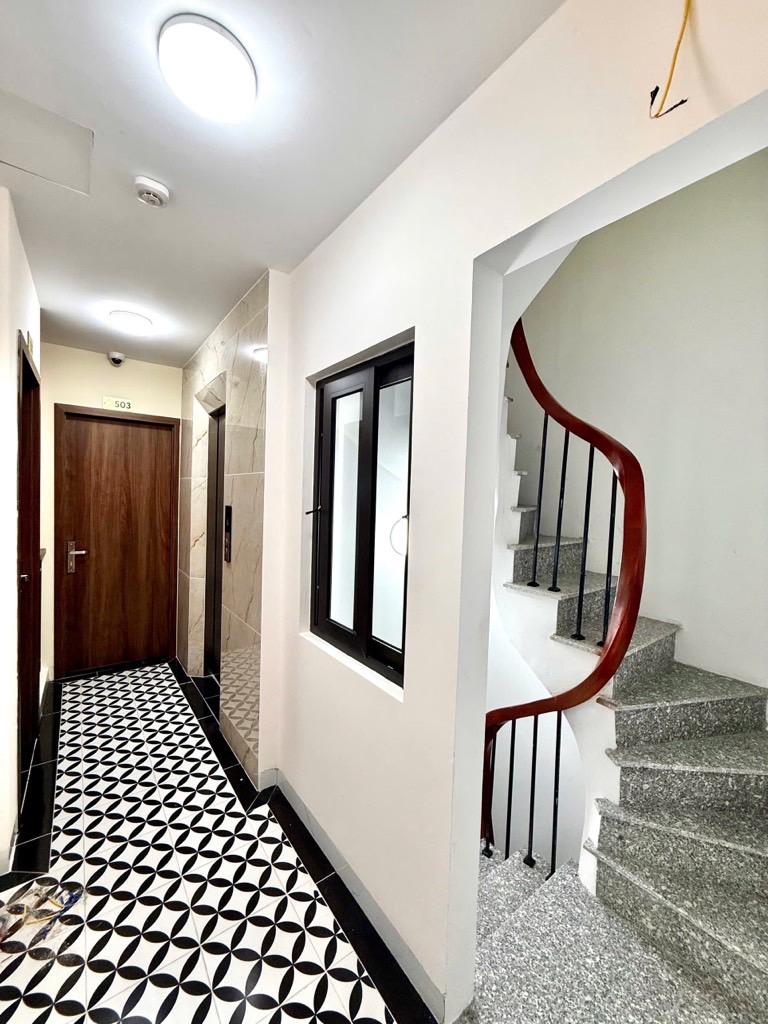 Bán nhà Chùa Láng - diện tích 80m2 6 tầng - Căn hộ dịch vụ mới, full nội thất - giá 22,5 tỷ