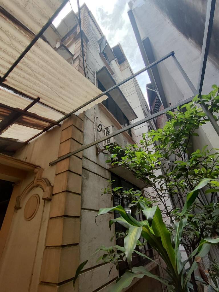 Bán nhà Hoàng Mai - diện tích 102m2 4 tầng - Ô tô vào trong nhà - giá 23,5 tỷ