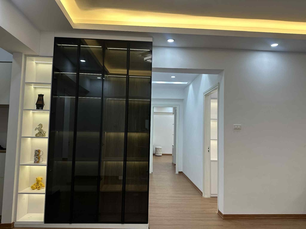 Bán nhà Lĩnh Nam - diện tích 115m2 24 tầng - Căn hộ 3 phòng ngủ 2WC tầng 4 view nhìn ra thành phố rất thoáng - giá 5,8 tỷ