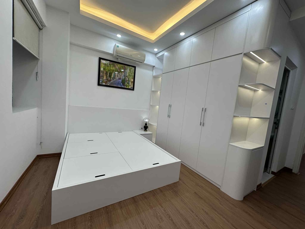 Bán nhà Lĩnh Nam - diện tích 115m2 24 tầng - Căn hộ 3 phòng ngủ 2WC tầng 4 view nhìn ra thành phố rất thoáng - giá 5,8 tỷ