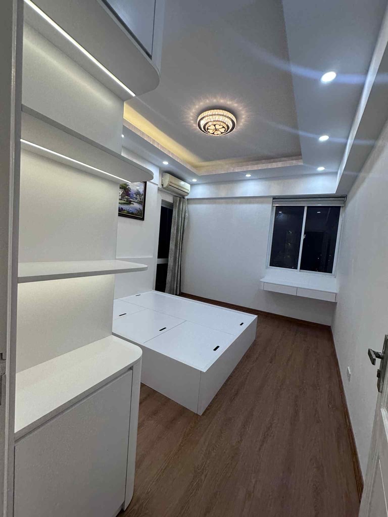 Bán nhà Lĩnh Nam - diện tích 115m2 24 tầng - Căn hộ 3 phòng ngủ 2WC tầng 4 view nhìn ra thành phố rất thoáng - giá 5,8 tỷ