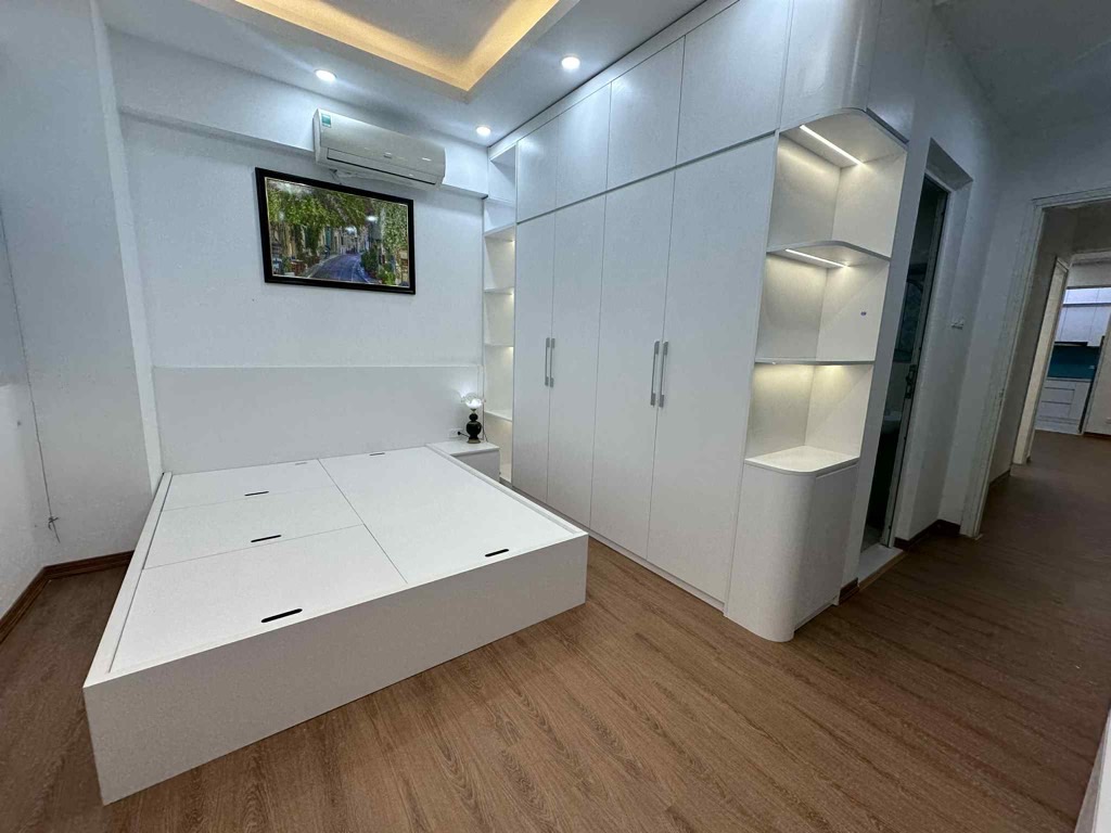 Bán nhà Lĩnh Nam - diện tích 115m2 24 tầng - Căn hộ 3 phòng ngủ 2WC tầng 4 view nhìn ra thành phố rất thoáng - giá 5,8 tỷ