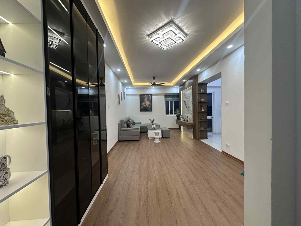 Bán nhà Lĩnh Nam - diện tích 115m2 24 tầng - Căn hộ 3 phòng ngủ 2WC tầng 4 view nhìn ra thành phố rất thoáng - giá 5,8 tỷ