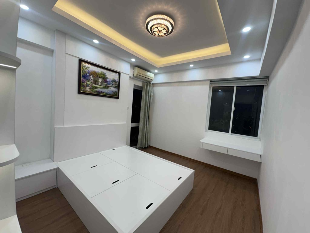 Bán nhà Lĩnh Nam - diện tích 115m2 24 tầng - Căn hộ 3 phòng ngủ 2WC tầng 4 view nhìn ra thành phố rất thoáng - giá 5,8 tỷ